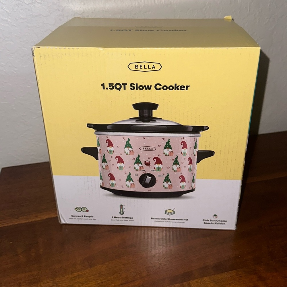 Bella 1.5qt Christmas gnome pink slow cooker